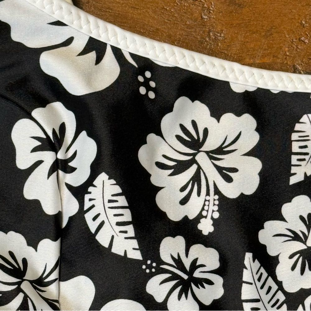 VOLCOM reversible Black and White Floral Bikini top coco scoop size SMALL - Picture 6 of 16